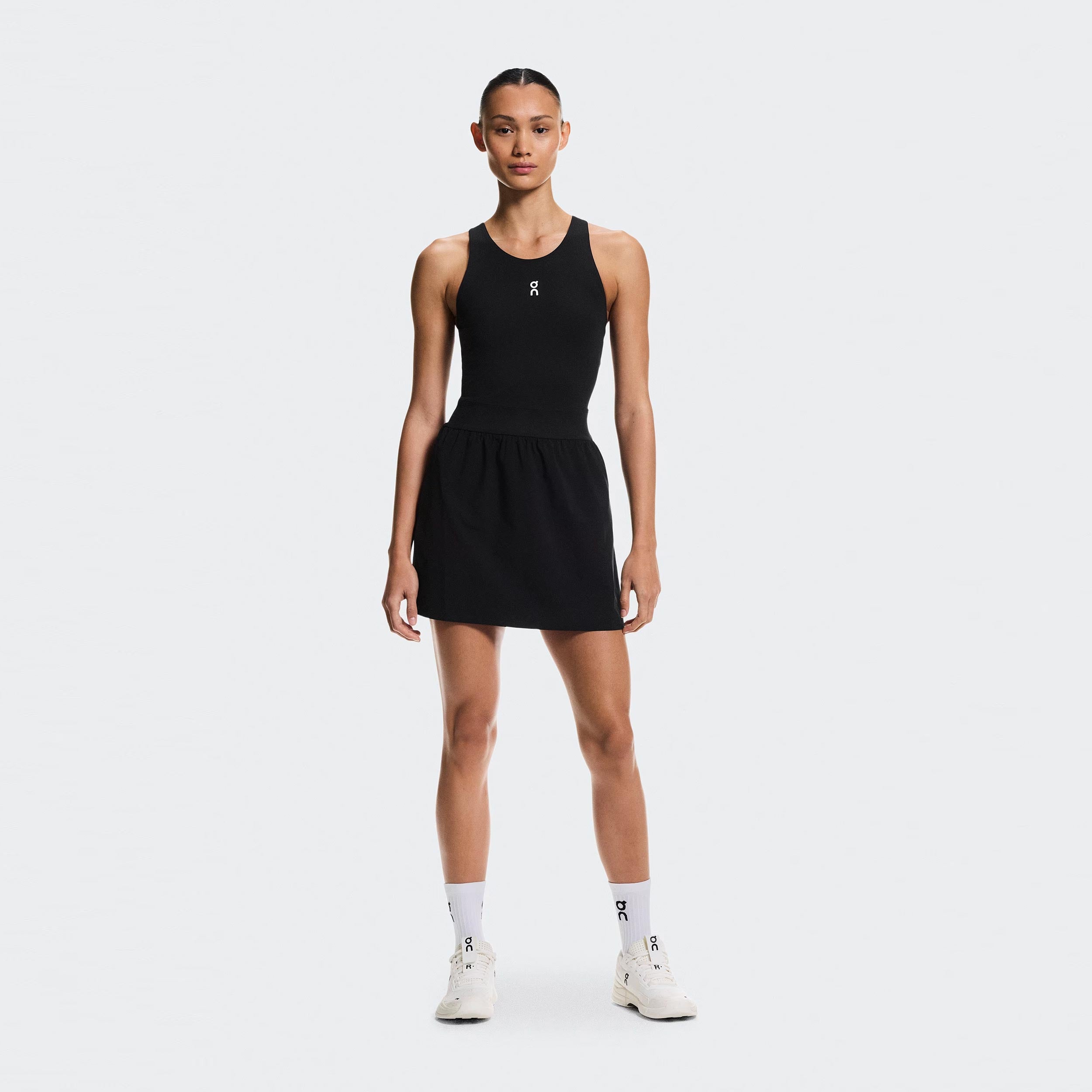 ON Court Dressテニス用 黒 タンクドレス Court Split Dress Women - black | Tennis-Point