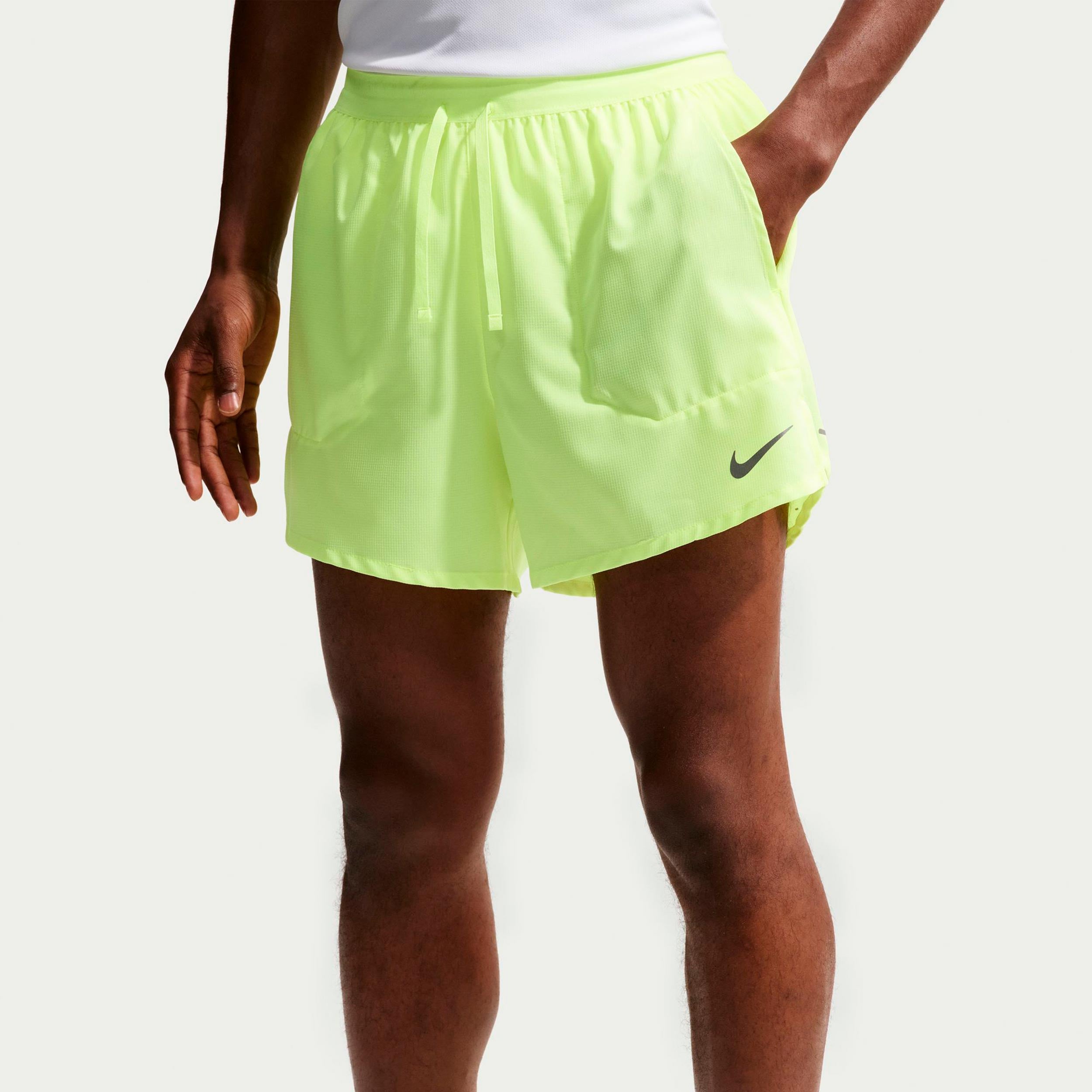 Nike STRIDE 5IN  Running shorts Men - neon yellow, silver