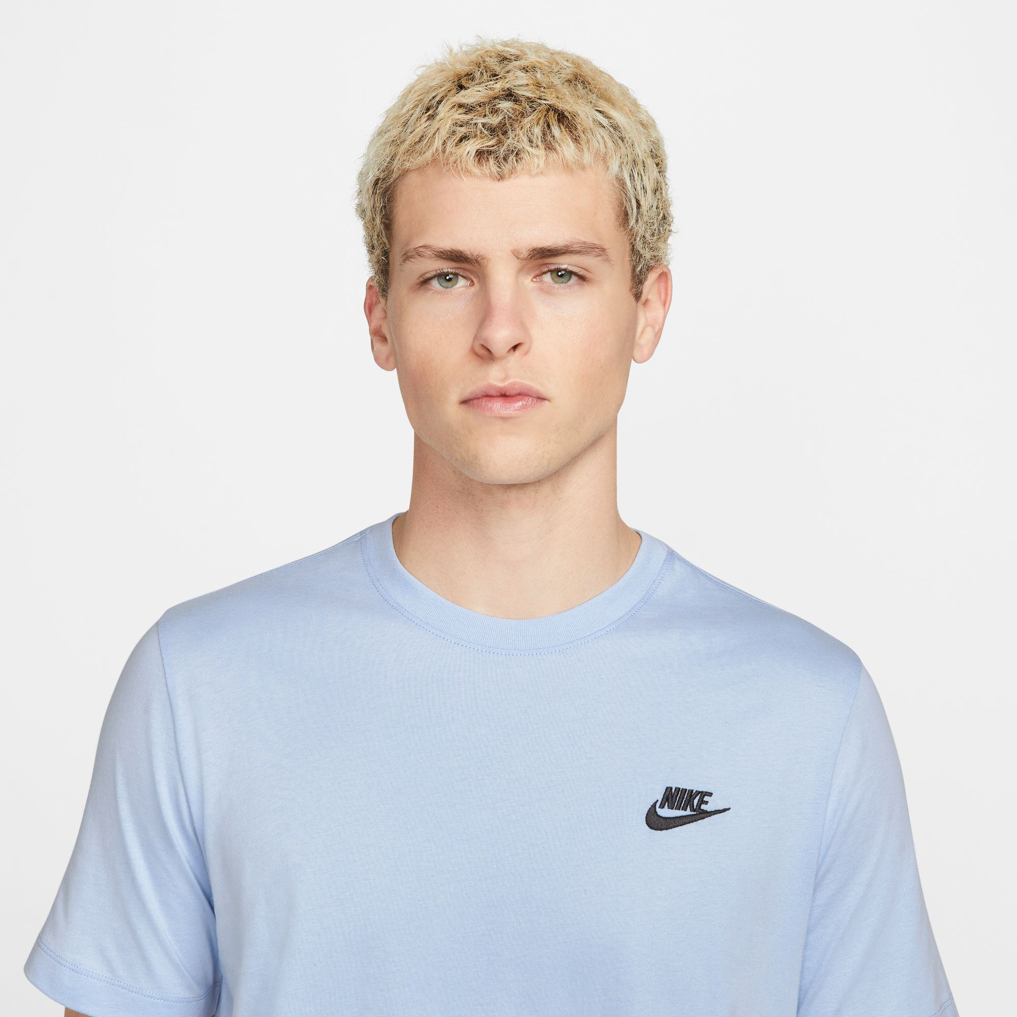 Buy Nike Sportswear Club T Shirt Men Light Blue online Tennis Point UK