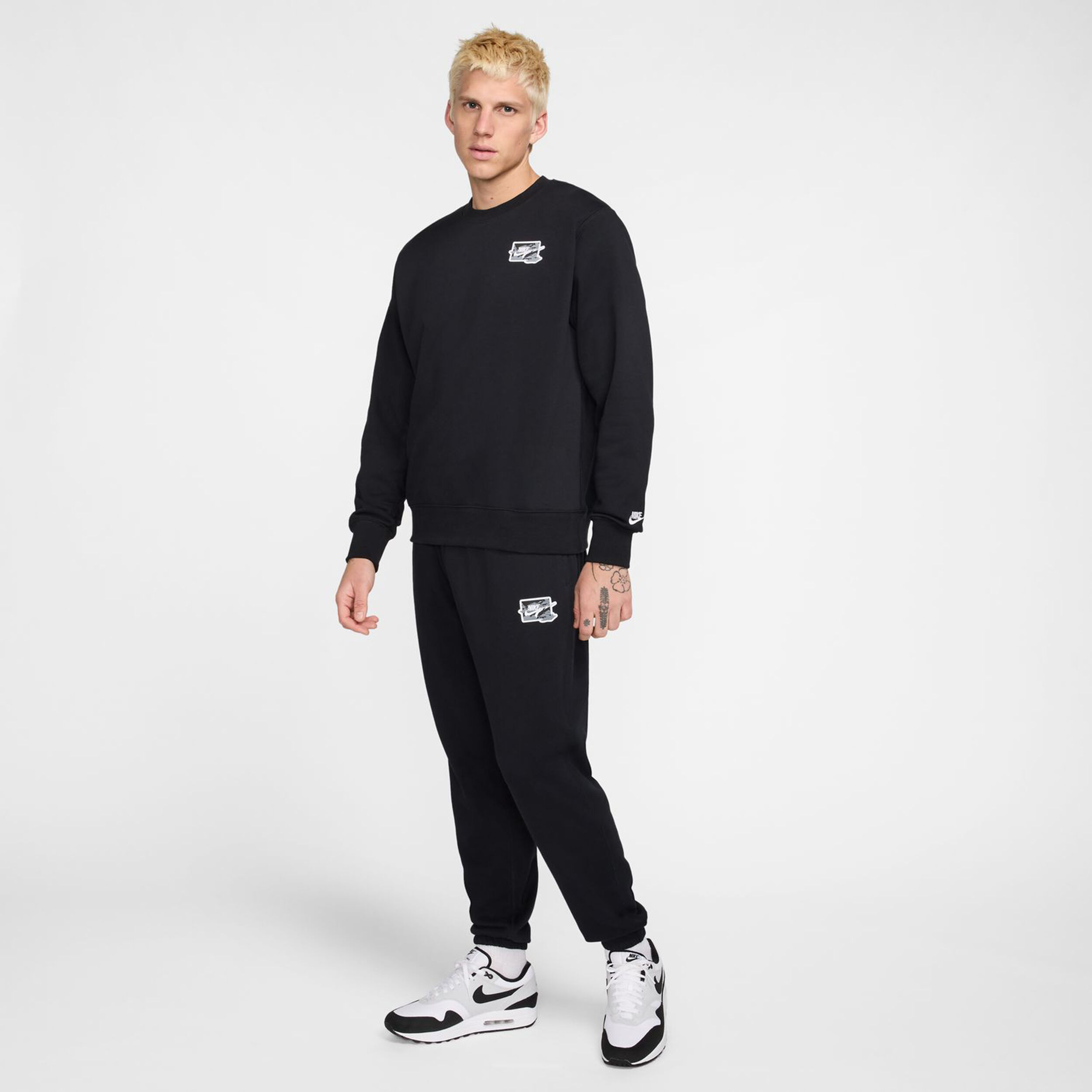Buy Nike Club Cuff Bolt Training Pants Men Black White online Tennis Point UK